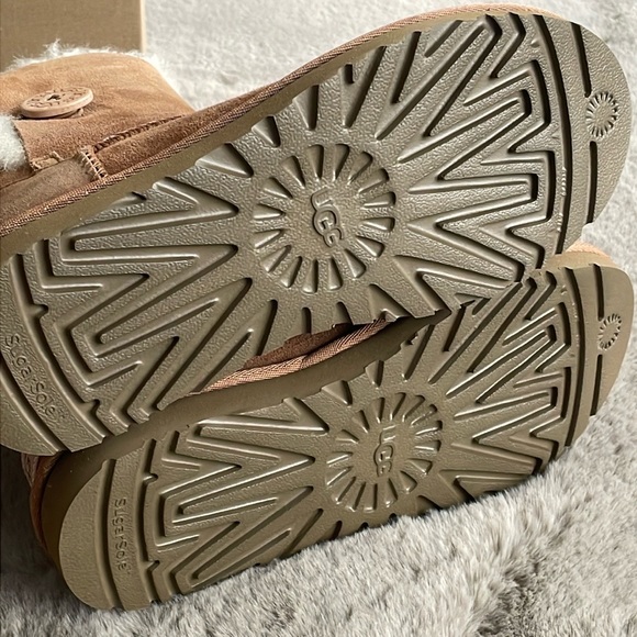 UGG - Women's Bailey Button II Boot / Winter Boot - Picture 2 of 7